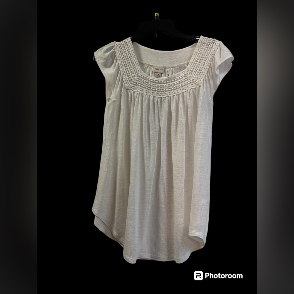 Merona women’s white sleeveless top with beautiful detail at top